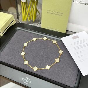 Van Cleef & Arpels Gold Vintage Alhambra necklace, 10 motifs